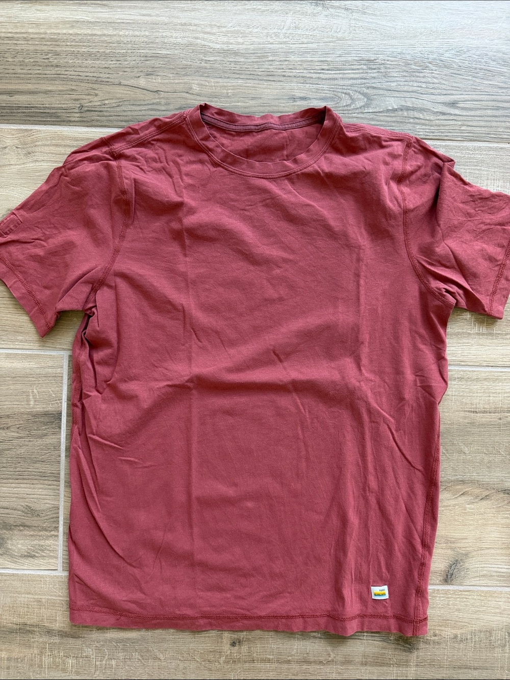 Vuori Short Sleeve Crew T-Shirt in Dusty Red
